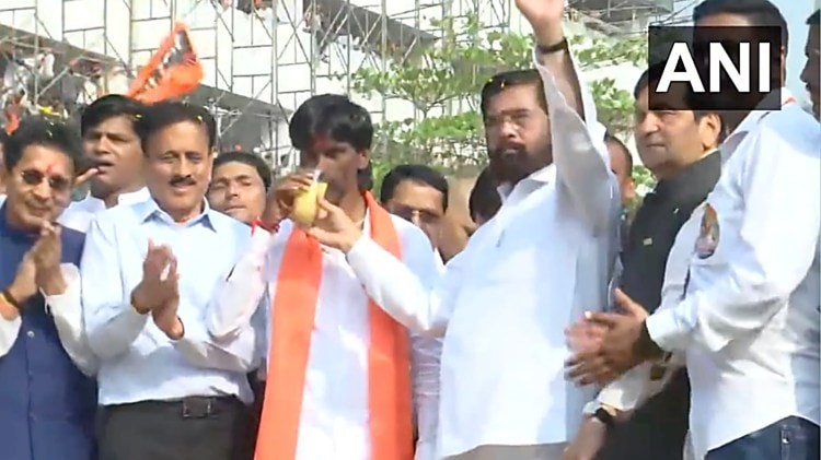 Breaking News from Mumbai: Immediately after ending his protest, Maratha quota leader Manoj Jarange met with CM Eknath Shinde and ended his hunger strike.