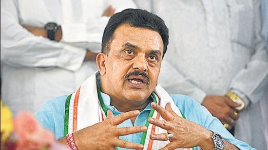 Former Mumbai North MP Sanjay Nirupam alleges that the Congress expelled him for six years immediately after they received his resignation letter