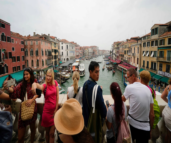 Venice-Introduces-Access-Fee-to-Tackle-Tourist-Overcrowding-in-Historic-Centre