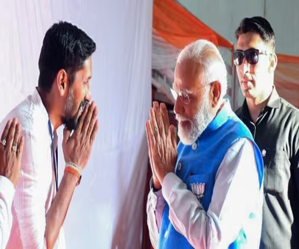 -PM-Modi-Receives-Heartfelt-Welcome-from-Renowned-Sculptor-Arun-Yogiraj--Creator-of-Ram-Lalla-Idol--at-Grand-Rally-in-Mysuru--Karnataka-